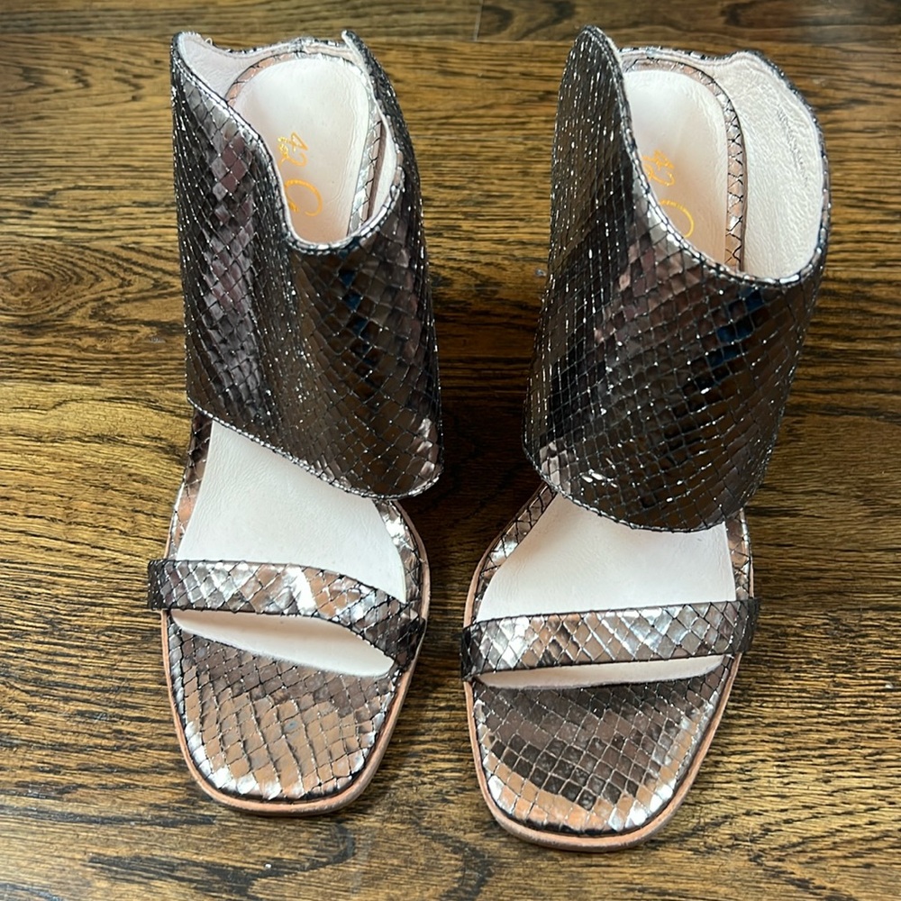 42 Gold Linx Slide Sandal 9.5